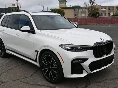 Used 2022 BMW X7 xDrive40i w/ M Sport Package AWD/4WD image 7