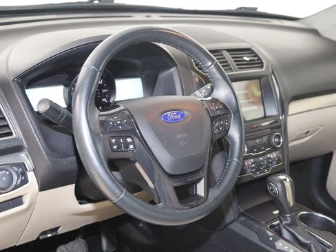 Used 2018 Ford Explorer XLT w/ Equipment Group 202A image 6