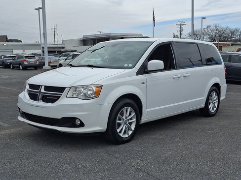 Used 2019 Dodge Grand Caravan SE image 3