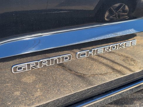 Used 2017 Jeep Grand Cherokee Overland AWD/4WD image 18