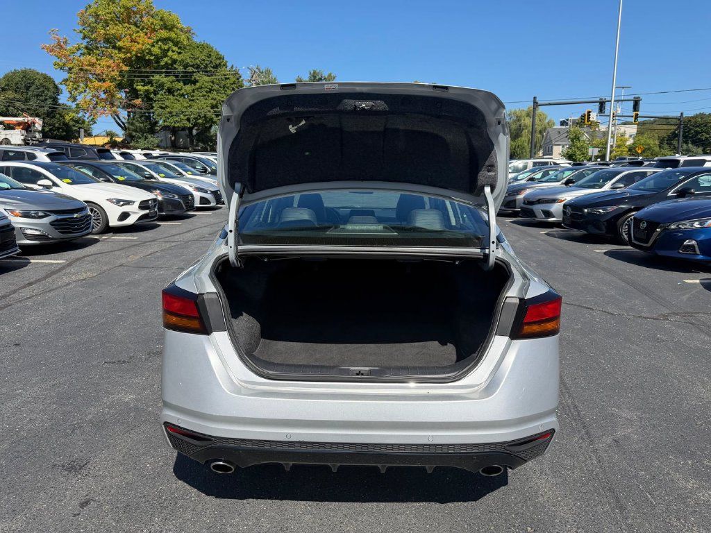 Used 2024 Nissan Altima 2.5 SR FWD image 18