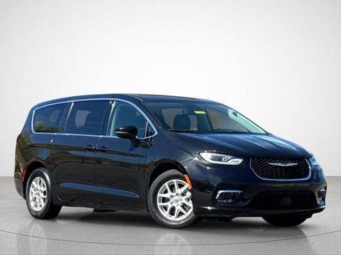Used 2023 Chrysler Pacifica Touring-L FWD image 2