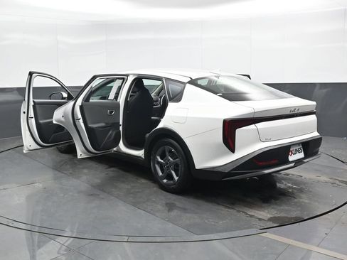 Used 2025 Kia K4 LXS image 45