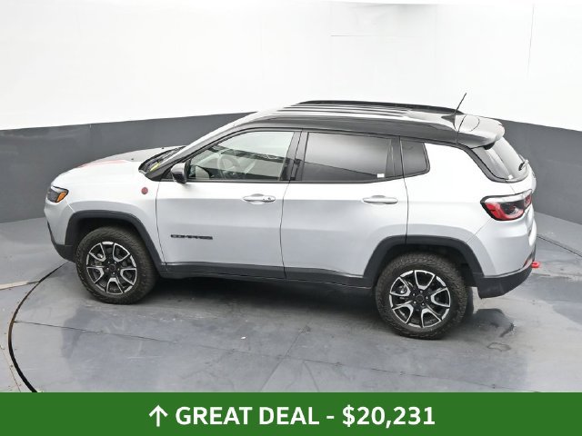 Used 2025 Jeep Compass Trailhawk AWD/4WD image 42