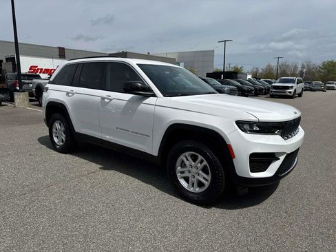 Used 2024 Jeep Grand Cherokee Laredo AWD/4WD image 7