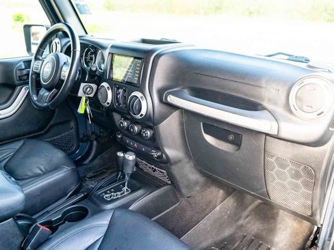 Used 2016 Jeep Wrangler Unlimited Rubicon w/ Connectivity Group AWD/4WD image 27