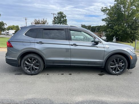 Used 2024 Volkswagen Tiguan SE AWD/4WD image 10