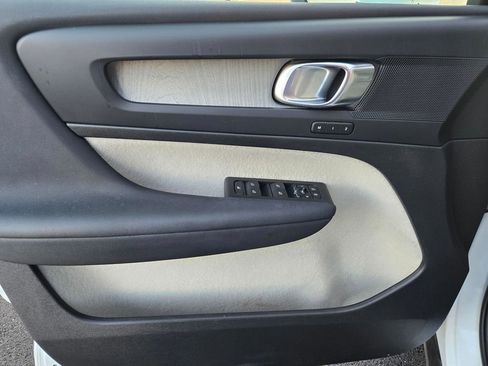 Used 2023 Volvo XC40 B5 Plus image 17