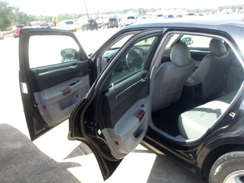 Used 2006 Chrysler 300 C w/ Protection Group II RWD image 14