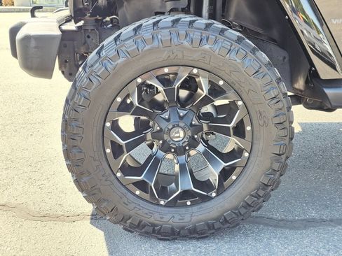 Used 2016 Jeep Wrangler Unlimited Sahara w/ Connectivity Group AWD/4WD image 10