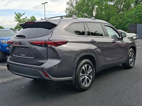 Used 2024 Toyota Highlander XLE AWD/4WD image 7