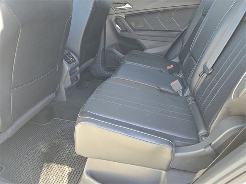 Used 2024 Volkswagen Tiguan SE image 32