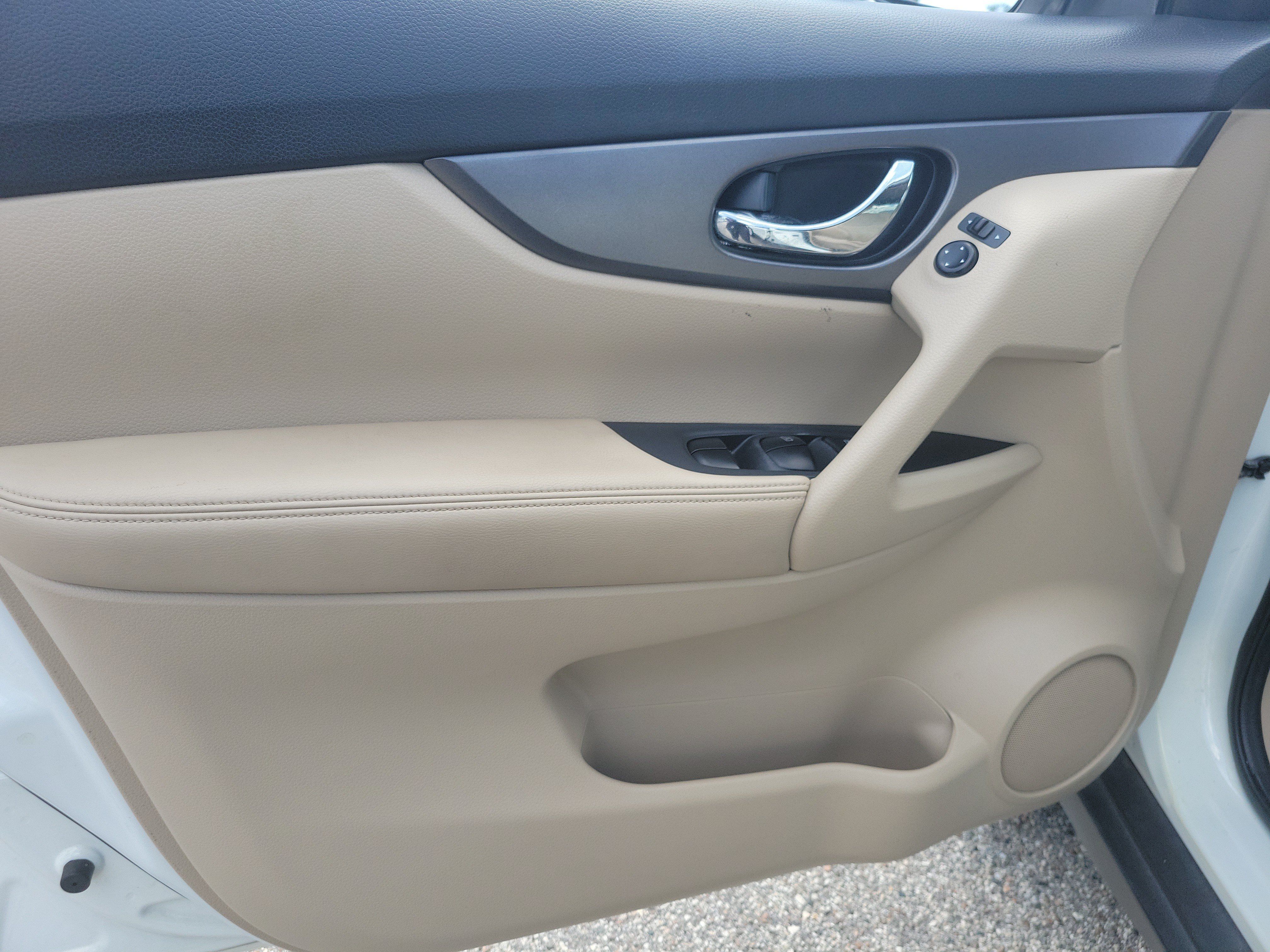 Used 2016 Nissan Rogue SV AWD/4WD image 17