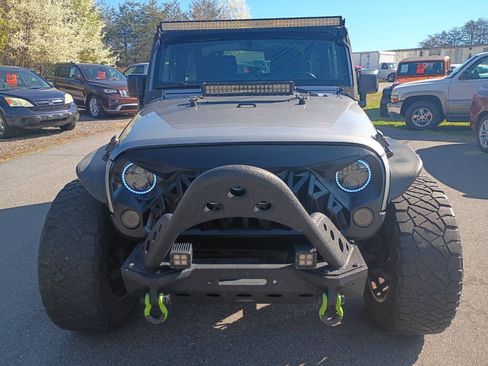 Used 2018 Jeep Wrangler Sport AWD/4WD image 3