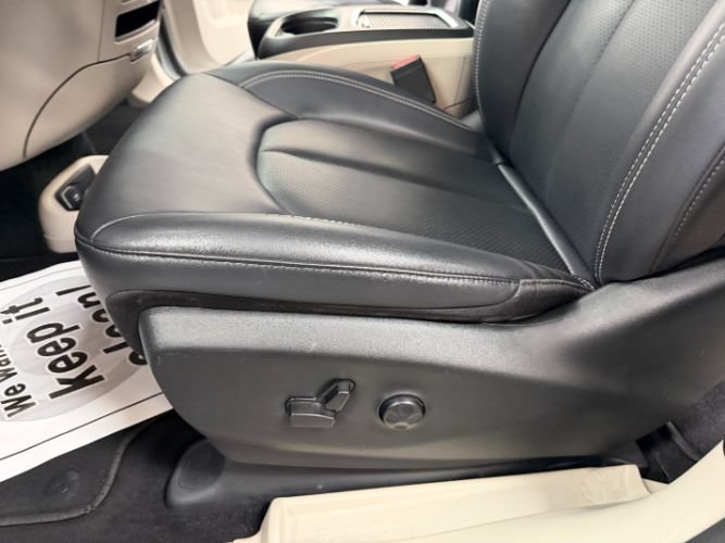 Used 2024 Chrysler Pacifica Touring-L FWD image 12