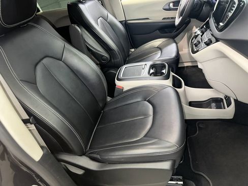 Used 2024 Chrysler Pacifica Touring-L FWD image 29