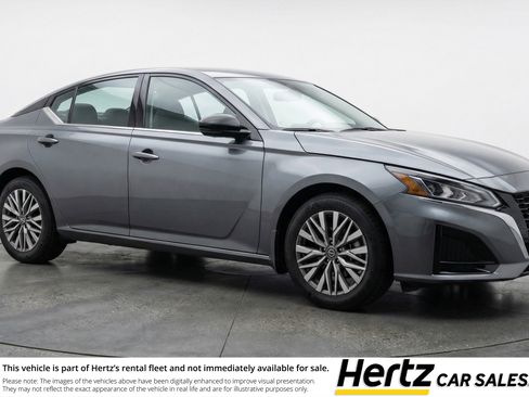 Used 2025 Nissan Altima 2.5 SV image 1