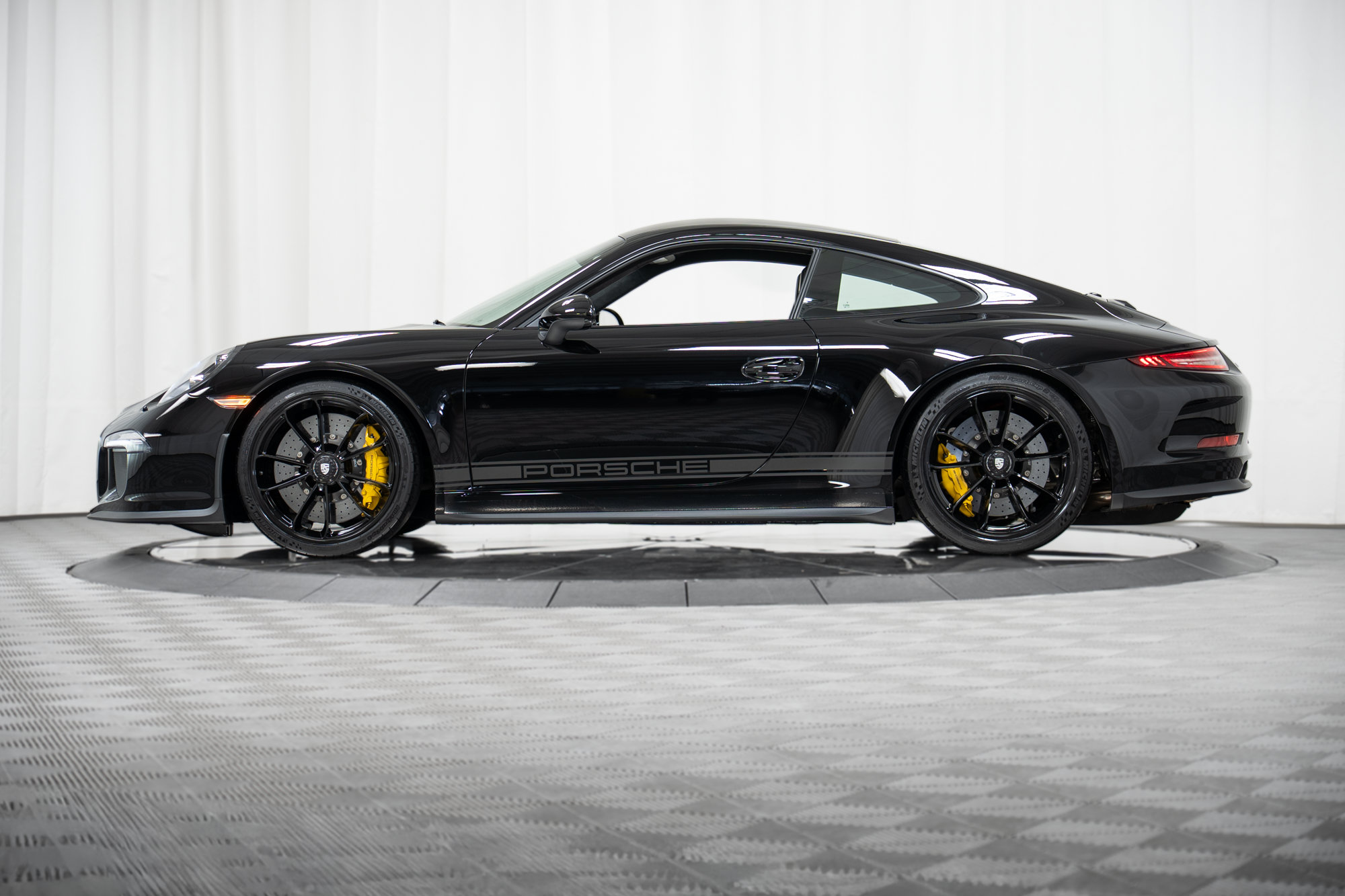 Used 2016 Porsche 911 R RWD image 50