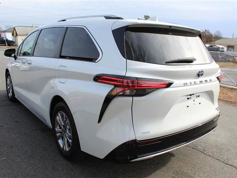 Used 2022 Toyota Sienna Platinum AWD/4WD image 5