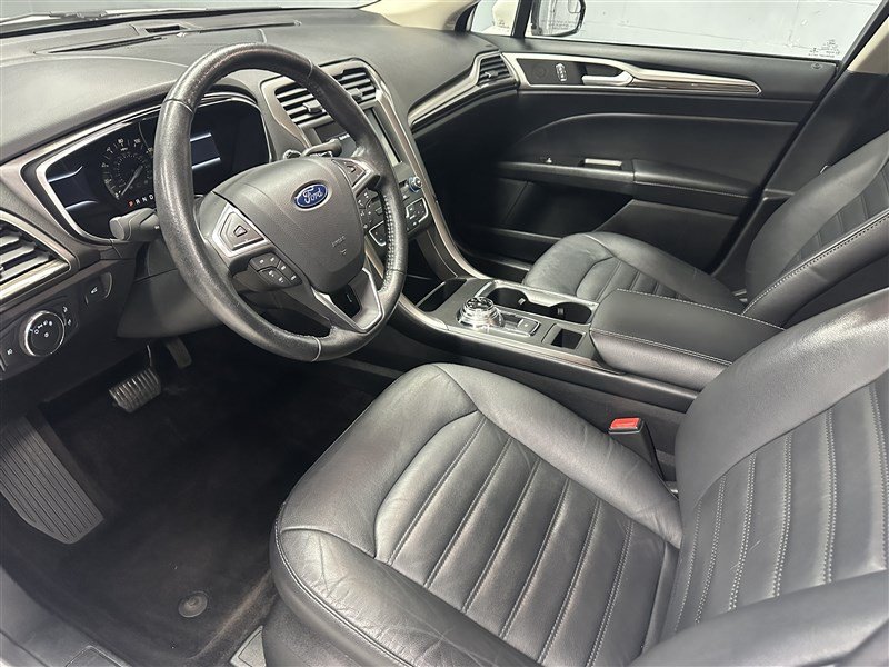 Used 2017 Ford Fusion SE w/ Equipment Group 202A AWD/4WD image 2
