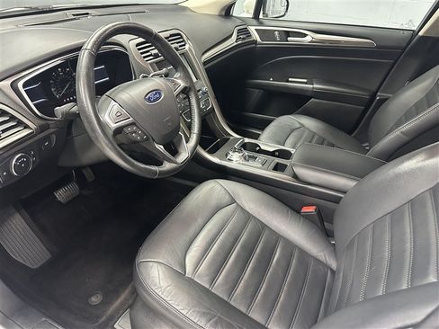 Used 2017 Ford Fusion SE w/ Equipment Group 202A AWD/4WD image 2