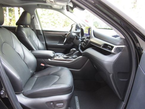Used 2024 Toyota Highlander Limited AWD/4WD image 19