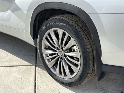 Used 2021 Toyota Highlander Platinum image 8