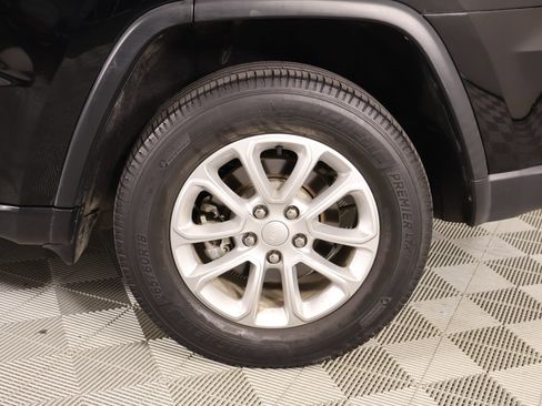 Used 2021 Jeep Grand Cherokee Laredo w/ Security & Convenience Group RWD image 18