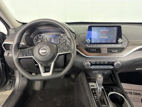 Used 2023 Nissan Altima 2.5 SV FWD image 3