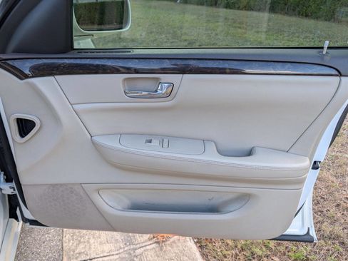 Used 2008 Cadillac DTS Luxury I w/ Sun And Sound Package image 13