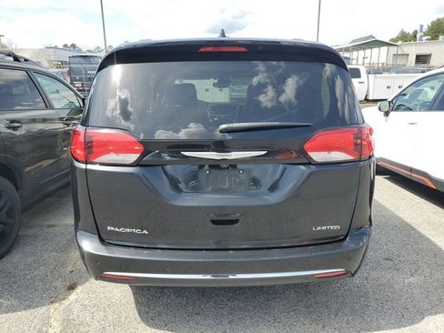 Used 2017 Chrysler Pacifica Limited image 8
