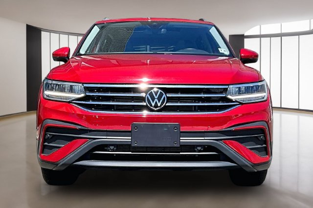 Used 2024 Volkswagen Tiguan SE w/ Panoramic Sunroof Package AWD/4WD image 2
