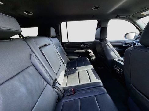 Used 2024 Chevrolet Suburban LT RWD image 28