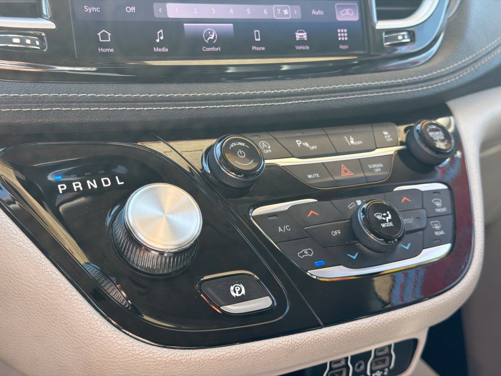 Used 2023 Chrysler Pacifica Touring-L FWD image 32