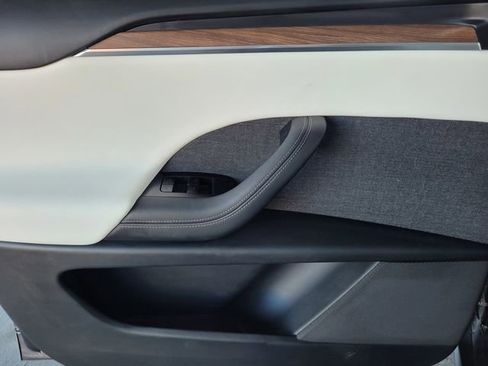 Used 2024 Tesla Model X image 17