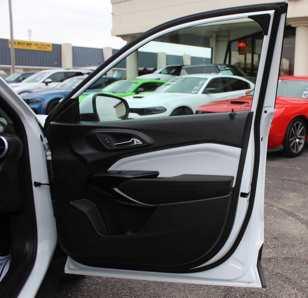 Used 2025 Chevrolet Trax LT FWD image 10