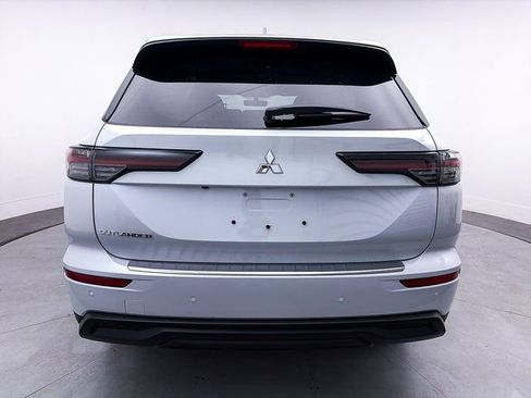 New 2025 Mitsubishi Outlander ES image 6