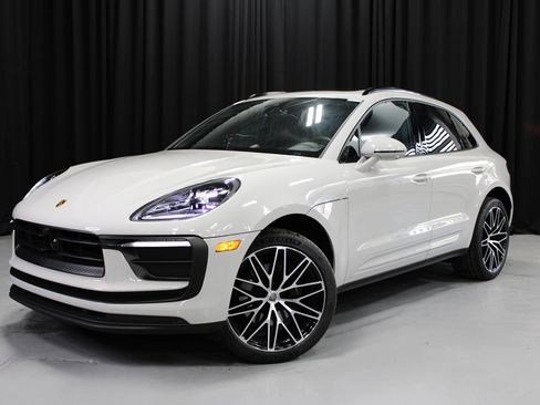 Used 2025 Porsche Macan image 1