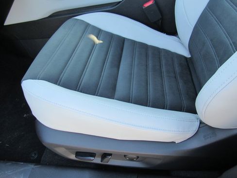 New 2025 Mitsubishi Outlander SE image 13