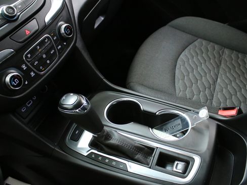 Used 2020 Chevrolet Equinox LT w/ Driver Convenience Package image 18