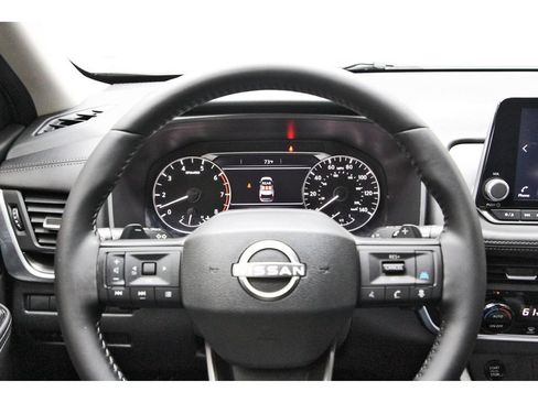 Used 2025 Nissan Rogue SV FWD image 13