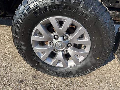 Used 2017 Toyota Tacoma SR5 w/ SR5 Appearance Package (SM) image 8