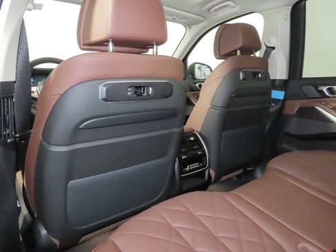 Used 2025 BMW X7 xDrive40i w/ Premium Package AWD/4WD image 32