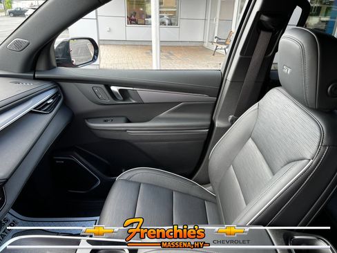 Used 2025 Buick Enclave Sport Touring w/ Power Package AWD/4WD image 22