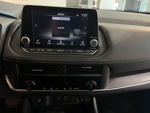 Used 2025 Nissan Rogue SV FWD image 17