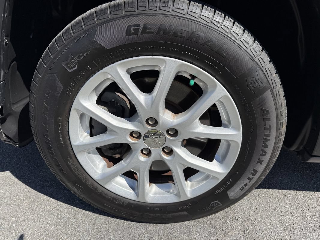 Used 2015 Jeep Cherokee Latitude w/ Cold Weather Group AWD/4WD image 11