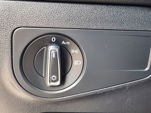 Used 2018 Volkswagen Tiguan SE w/ Panoramic Sunroof Package image 11