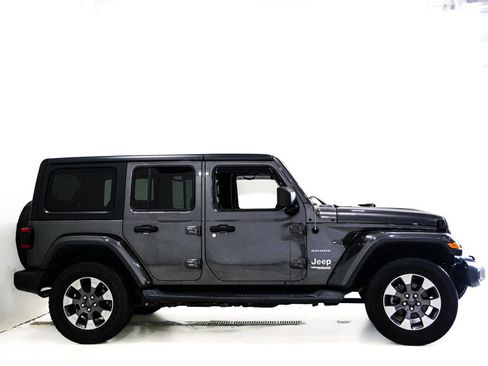 Used 2018 Jeep Wrangler Unlimited Sahara AWD/4WD image 5