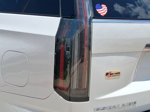 Used 2025 Cadillac Escalade Premium Luxury RWD image 9