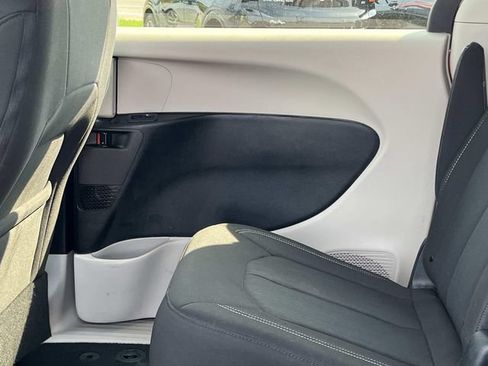 Used 2023 Chrysler Voyager LX FWD image 18